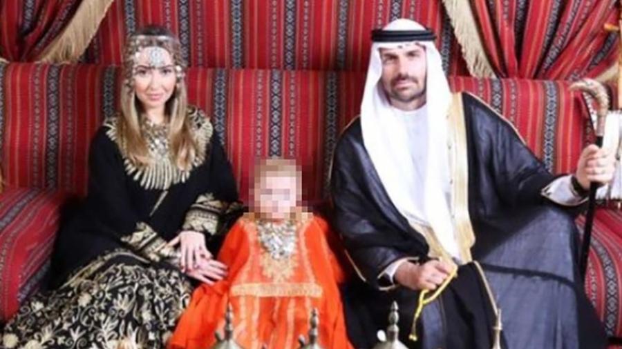 Eduardo Bolsonaro e sua família em passeio turístico posando com trajes árabes durante viagem a Dubai  - Reprodução redes sociais