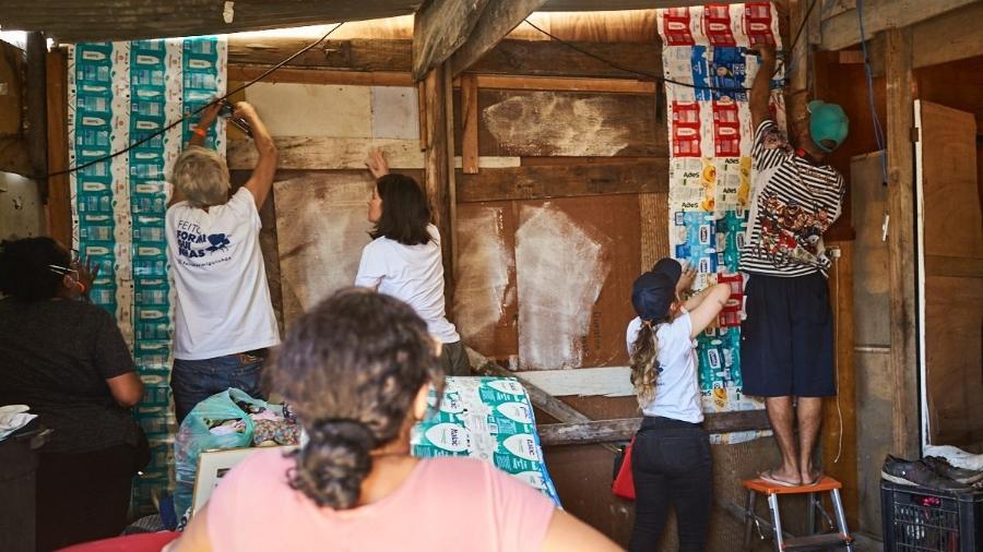 O projeto já reutilizou mais de 72 mil caixas de leite ou suco para a confecção de 3.148 placas - @cadumaya / Feito Formiguinhas