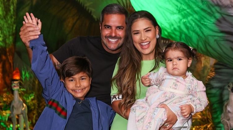 Simon con Kaka Deniz y los niños Henry Zaya - Manuela Scarpa / Noticias Brasil - Manuela Scarpa / Noticias Brasil