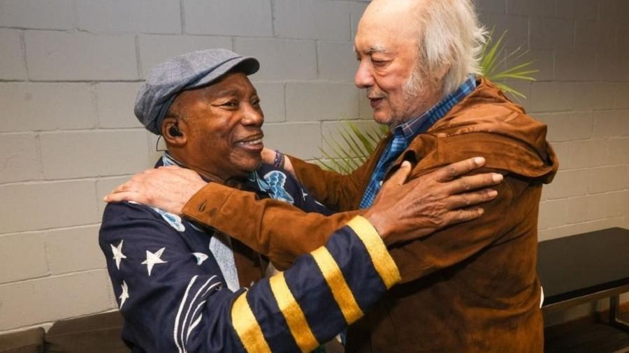 Milton Nascimento publicou uma imagem com Erasmo Carlos na sua turnê de despedida, em um show no RJ - Reprodução/Instagram