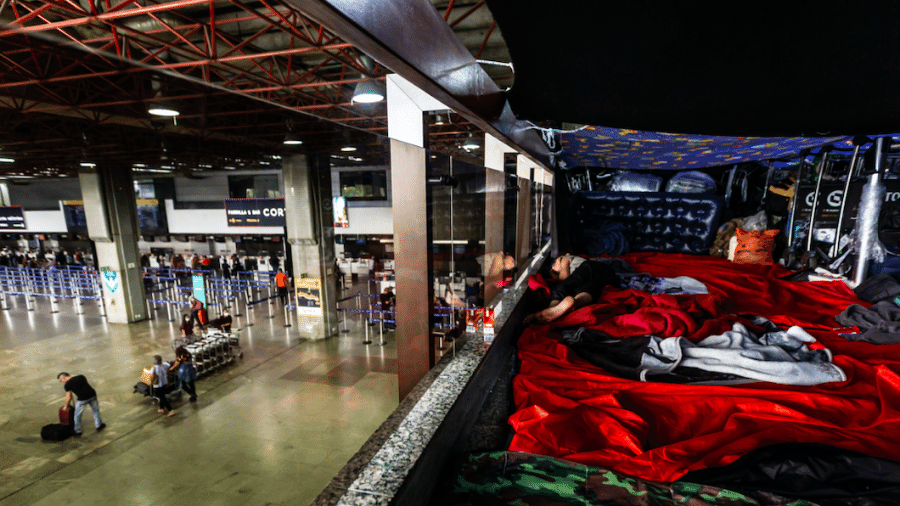 Cerca de 300 afegãos dormem no Aeroporto de Guarulhos - Gabriela di Bella/UOL