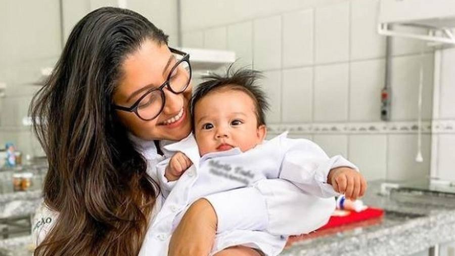 Nathália com o filho Murilo; bebê foi bem acolhido pela turma de nutrição e ganhou até jaleco - Arquivo pessoal