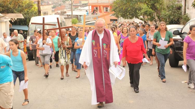 Padre Jaime Crowe em caminhada pela paz - Sociedade dos Santos Mártires. - Sociedade dos Santos Mártires.