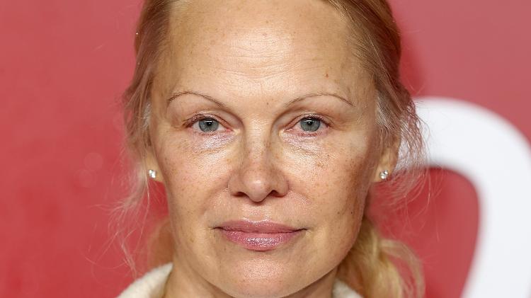 Pamela Anderson dispensa maquiagem em evento em Londres