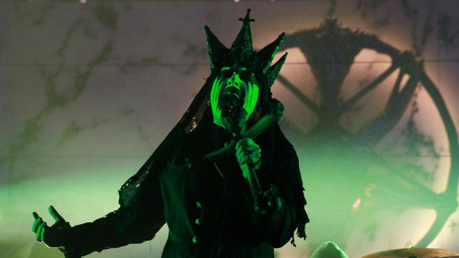 Com pentagrama ao fundo, King Diamond canta em show do Mercyful Fate em 2022, no México; simbologia satanista está por todo lado