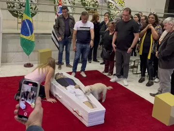 Caixão de Nahim é colocado no chão para cães se despedirem do cantor; fotos