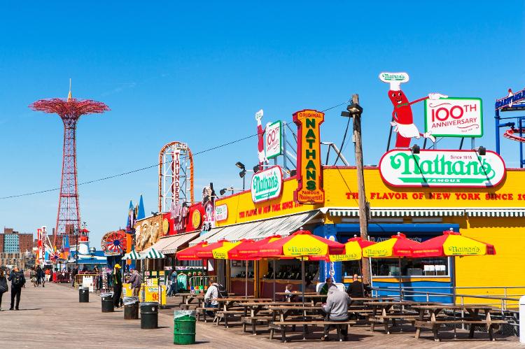 O Nathan's é um dos mais tradicionais e antigos pontos para provar um cachorro-quente das antigas em Coney Island