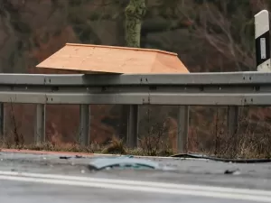 Por que guard rail não consegue segurar carro elétrico em caso de acidentes