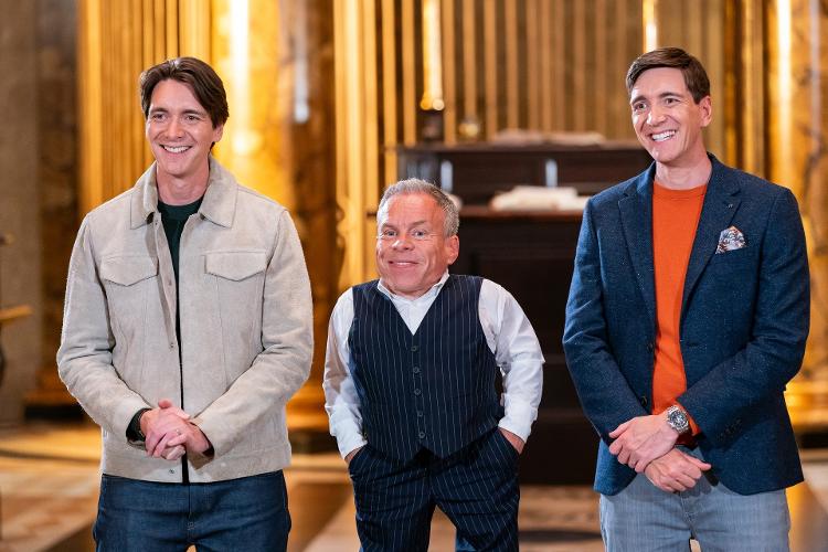 Os apresentadores James Phelps e Oliver Phelps com o jurado convidado Warwick Davis, o Filius Flitwick de 'Harry Potter'