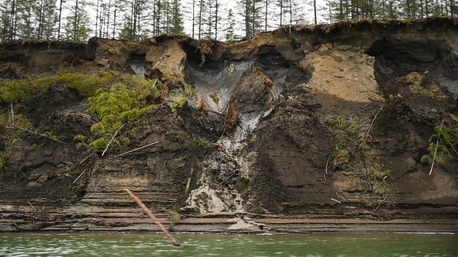 O permafrost, visível no topo do penhasco, derrete no rio Kolyma, na Rússia