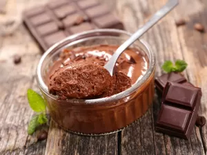 Parece mentira, mas não é! Dá para fazer mousse só com chocolate e água