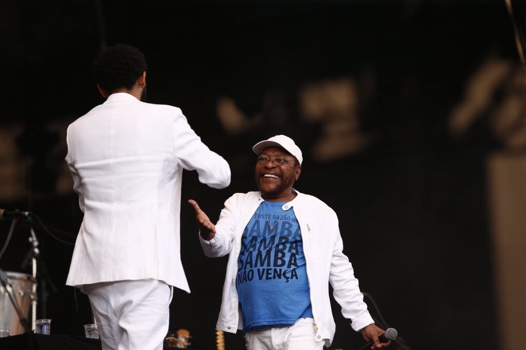 21.jun.2015 - João Donato e  Martinho da Vila se juntam a Emicida no palco Julio Prestes, no segundo dia de Virada Cultural, em São Paulo.Com mensagem contra intolerância religiosa, o rapper explicou que estava de branco como protesto. - Eduardo Anizelli/Folhapress