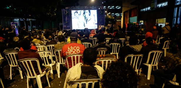Exibição do filme " Sabotage: Maestro do Canão" na região conhecida como Cracolândia, no centro de São Paulo, nesta quinta-feira (2) - Gabriela Biló/Estadão Conteúdo