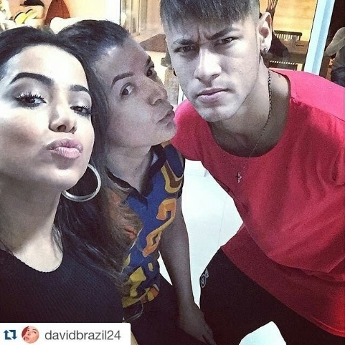 25.jul.2015 - Aniversariante do dia, David Brazil comemora 46 anos com Anitta e Neymar em festa na casa do atacante, no Guarujá (SP)