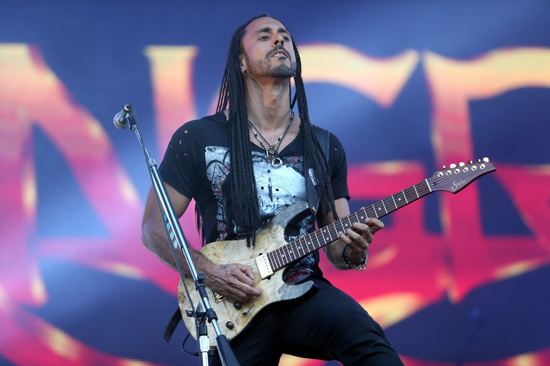 19.set.2015 - O guitarrista Marcelo Barbosa foi convidado à participar da banda Angra, substituindo Kiko Loureiro, que vai tocar no Megadeath. Marcelo tocou um solo em sua primeira música. - J. F. Diorio/Estadão Conteúdo