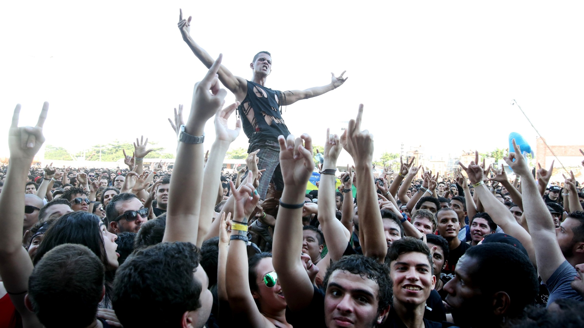 24.set.2015 - Fãs do metal voltam ao Rock in Rio 2015 no segundo dia de festival dedicado ao rock pesado - Marco Antonio Teixeira/UOL