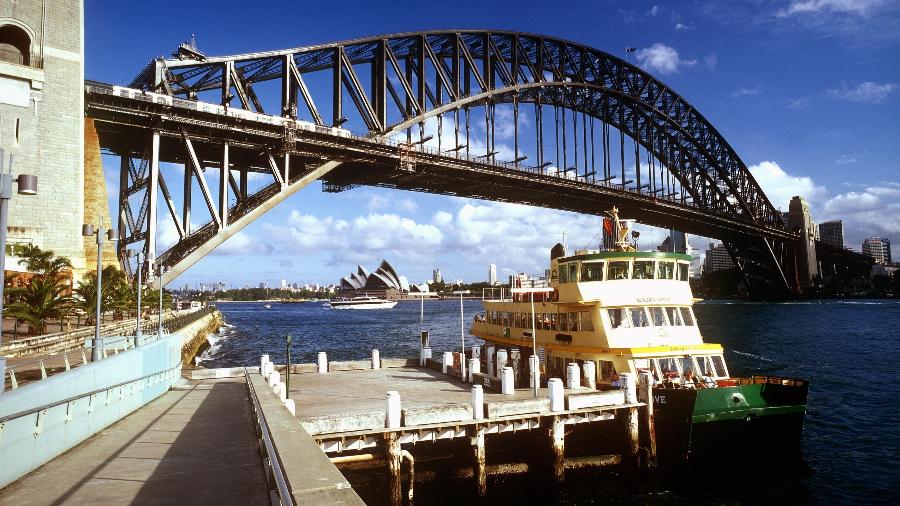 O porto de Sydney com sua ponte, um dos símbolos da cidade, construida em 1932 - Divulgação/Tourism Australia