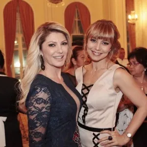 2.dez.2015 -Antônia Fontenelle e a atriz Simone Soares prestigiam o lançamento do livro "Unidos de Outro Mundo - Dialogando com os Mortos", de José Bonifácio de Oliveira,o Boni, no Copacabana Palace, na noite desta quarta-feira - Brazil News