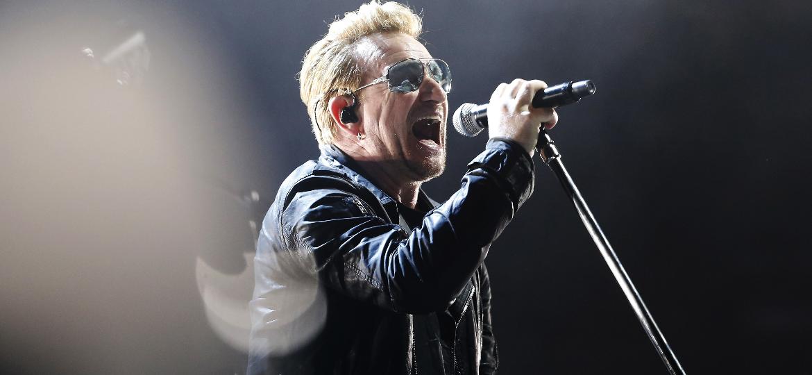 6.dez.2015 - Bono Vox se apresenta com o U2 no Bercy Accordhotels Arena em Paris, França - AFP / THOMAS SAMSON