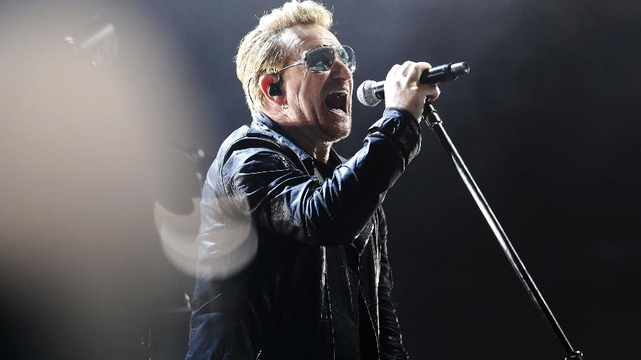 6.dez.2015 - Bono Vox se apresenta com o U2 no Bercy Accordhotels Arena em Paris, França - AFP / THOMAS SAMSON