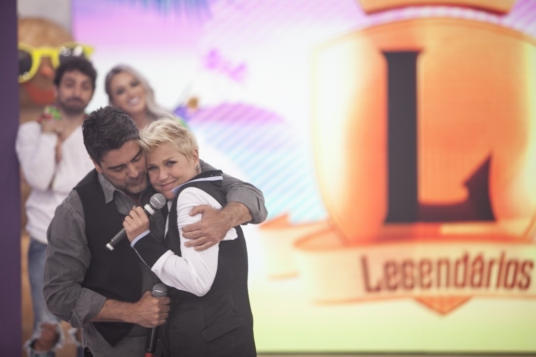 17.dez.2015 - No "Legendários", Xuxa se declara para o namorado Junno Andrade: "Em três dias já sabia que era ele" - Edu Moraes/Rede Record