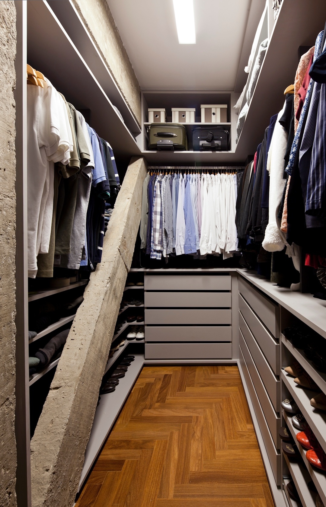 A reforma do apartamento de 160 m2, no Paraíso, zona sul de São Paulo, possibilitou a criação de um closet no quarto do casal. A surpresa foi a descoberta de uma viga de concreto inclinada, que se manteve aparente seguindo a mesma linha adotada por Renato Dalla Marta, do AUM Arquitetos, para toda a estrutura do apartamento - undefined