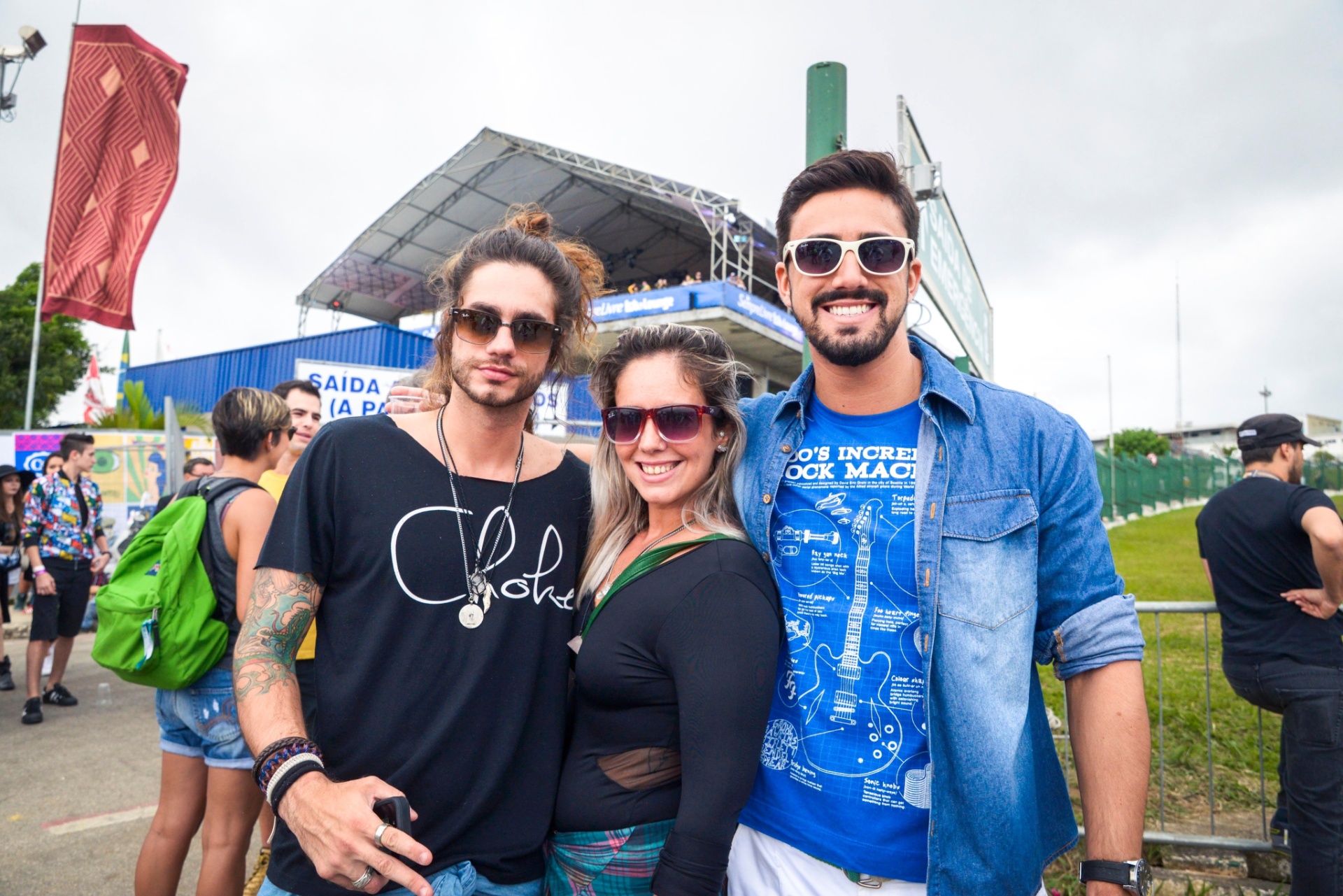 13.mar.2016 - Trio de amigos aproveita o domingo para curtir os shows do segundo dia de Lollapalooza Brasil 2016 - Rafael Roncato/UOL