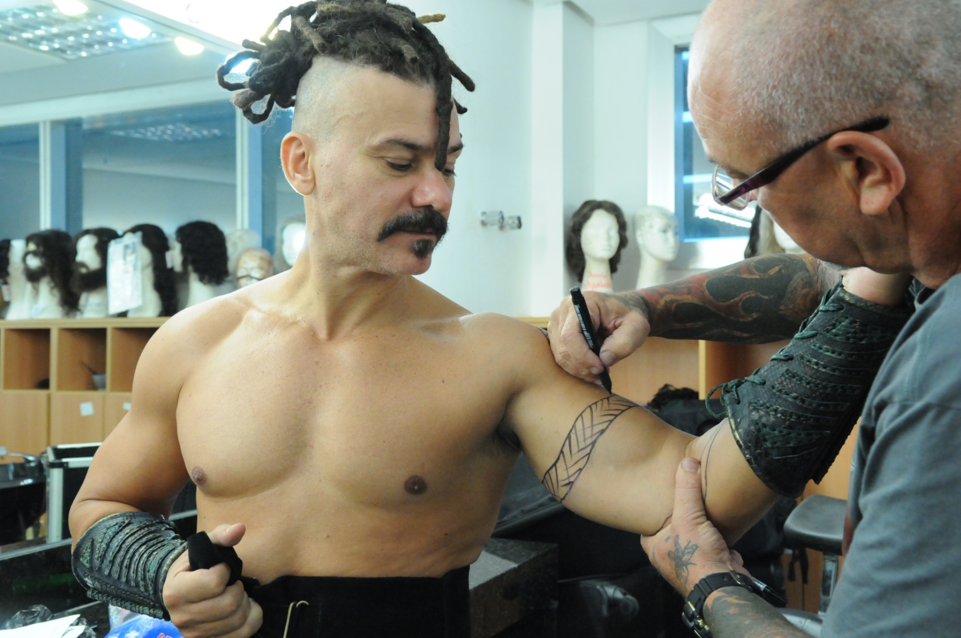 Leonardo Vieira ganha tatuagens falsas para viver o feiticeiro Balaão em "Os Dez Mandamentos - Nova Temporada" - Munir Chatack/Record