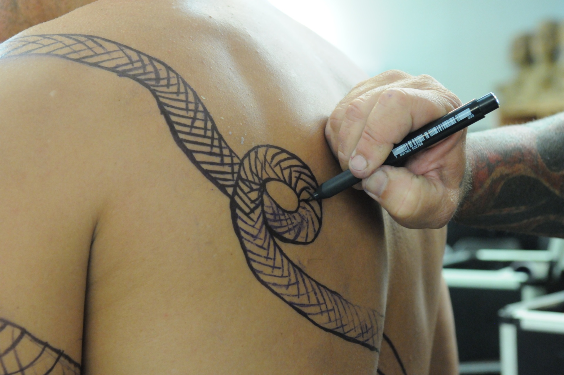 Leonardo Vieira ganha tatuagens falsas para viver o feiticeiro Balaão em "Os Dez Mandamentos - Nova Temporada" - Munir Chatack/Record