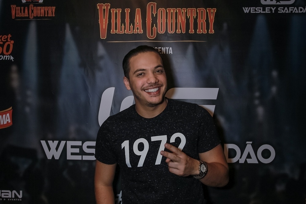 28.abr.2016 - Wesley Safadão posa para fotos antes de subir ao palco do Villa Country. Com ingressos esgotados há dois meses, o cantor se aprestou para um público de aproximadamente 8 mil pessoas - Raphael Castello/AgNews