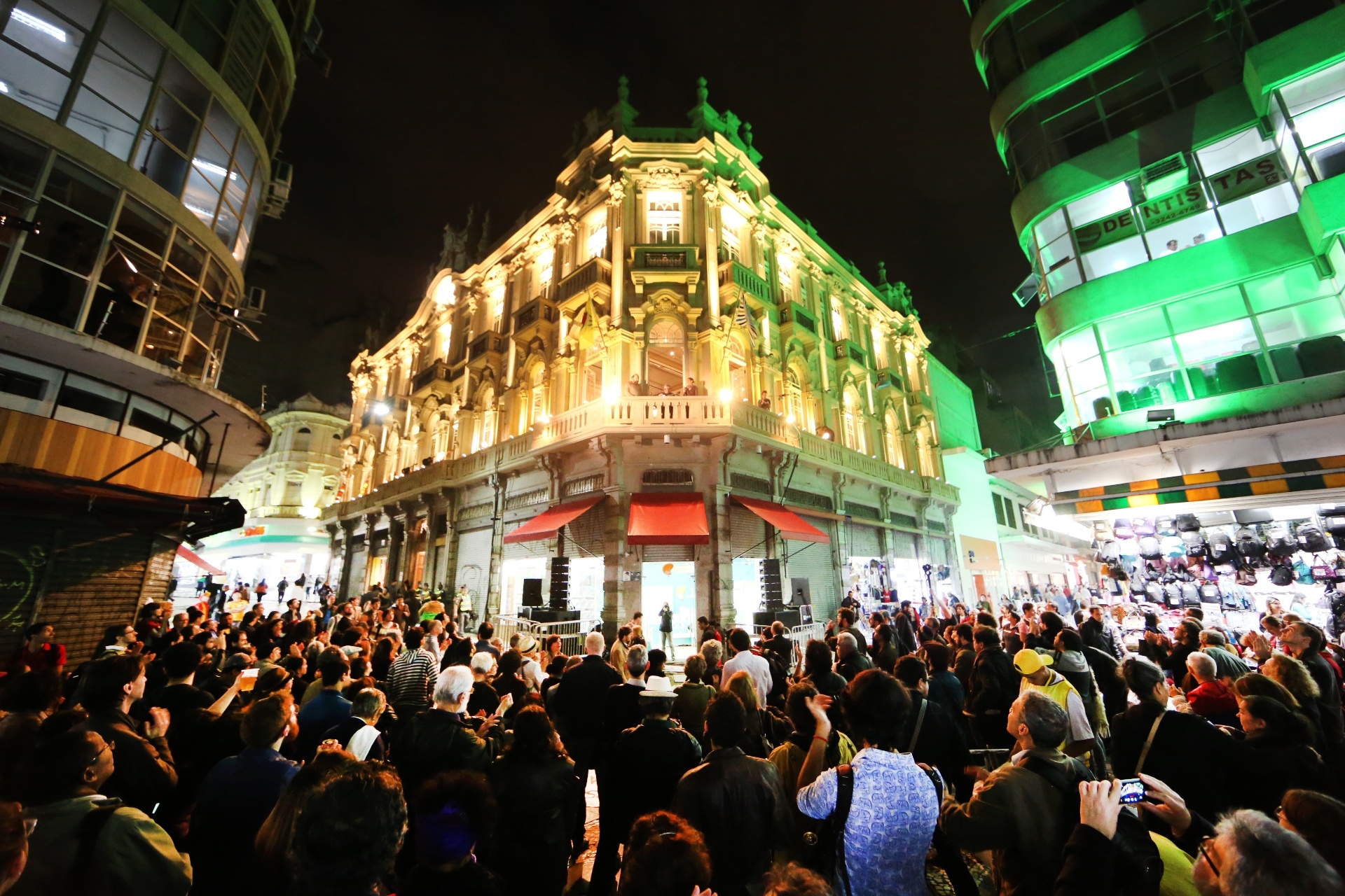20.mai.2016 - Casa de Francisca apresenta programação musical no Palacete Teresa Toledo Lara, no centro de São Paulo, na Virada Cultural - DANIEL TEIXEIRA/ESTADÃO CONTEÚDO