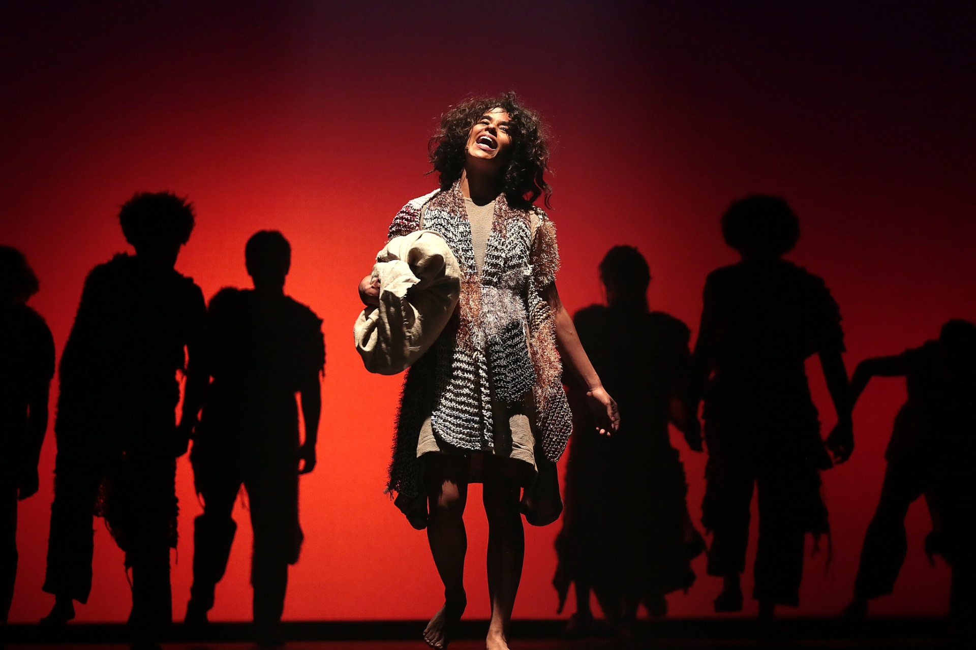 24.mai.2015 - Jogo de luz e sombras compõem o cenário da peça que estreia em São Paulo no dia 9 de junho - Flávio Florido/UOL