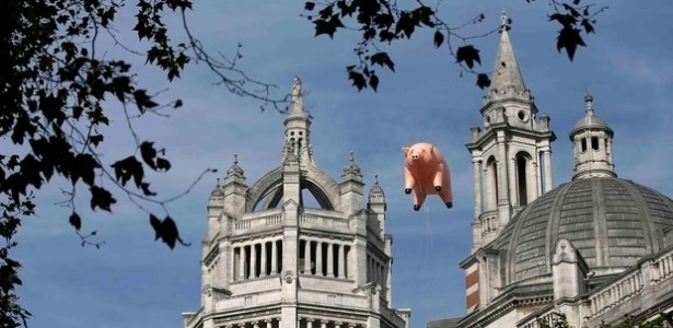 Clássico porco inflável da capa do álbum "Animals" aparece em Londres - Peter Nicholls/Reuters - Peter Nicholls/Reuters
