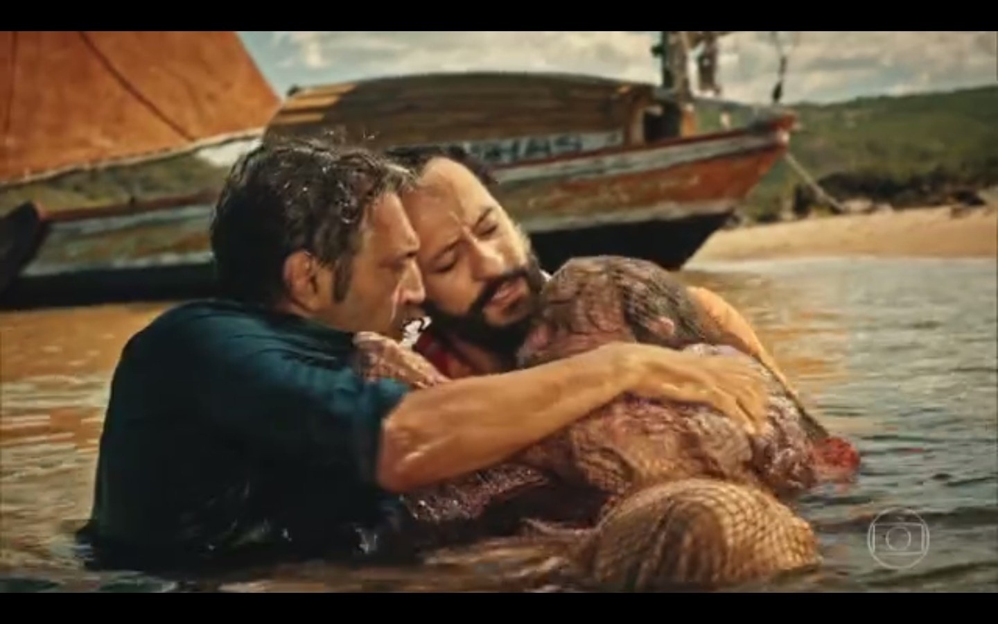 Em "Velho Chico", Santo e Bento resgatam Zé Pirangueiro - Reprodução/TV Globo