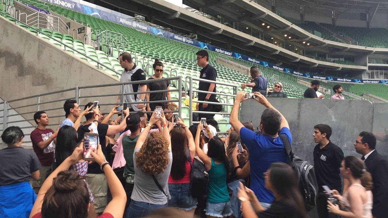 10.dez.2016 - Reconhecida na plateia, Manu Gavassi parou para falar com os fãs depois de se apresentar no Z Festival, em São Paulo - Renata Nogueira/UOL