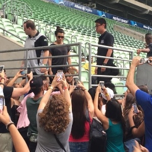 10.dez.2016 - Reconhecida na plateia, Manu Gavassi parou para falar com os fãs depois de se apresentar no Z Festival, em São Paulo - Renata Nogueira/UOL - Renata Nogueira/UOL