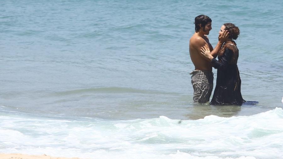 Caio Castro e Leticia Colin gravam cenas de "Novo Mundo" na praia de Grumari, zona oeste do Rio - Denilson Santos/Ag.News