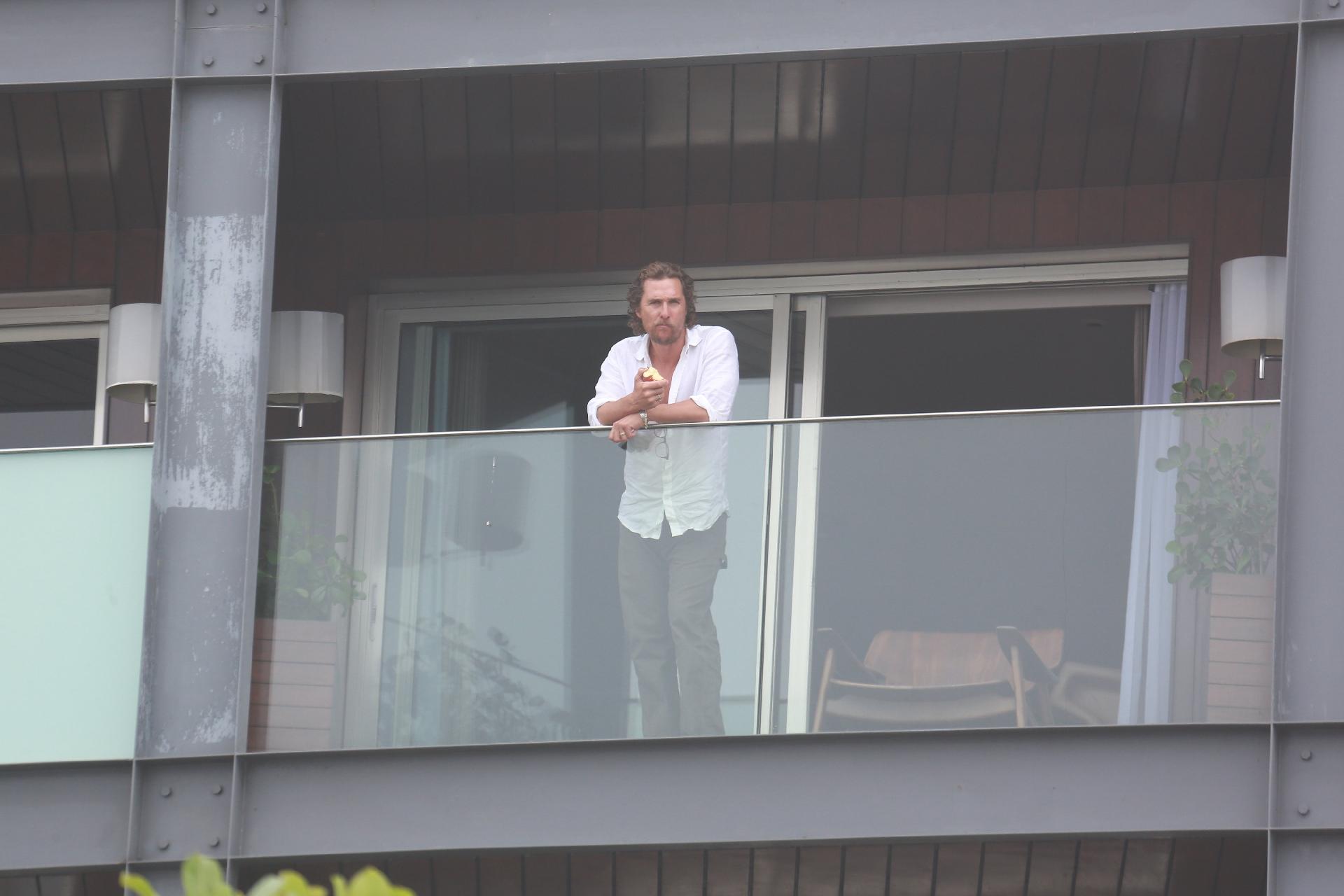 Matthew McConaughey é clicado na sacada do hotel Fasano, em Ipanema, no Rio - AgNews