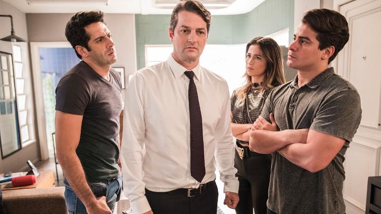 Malagueta (Marcelo Serrado), Julio (Thiago Martins), Sandra (Nanda Costa) e Agnaldo (João Baldasserini) em cena da novela "Pega Pega", da Globo - Globo/ João Miguel Junior - Globo/ João Miguel Junior