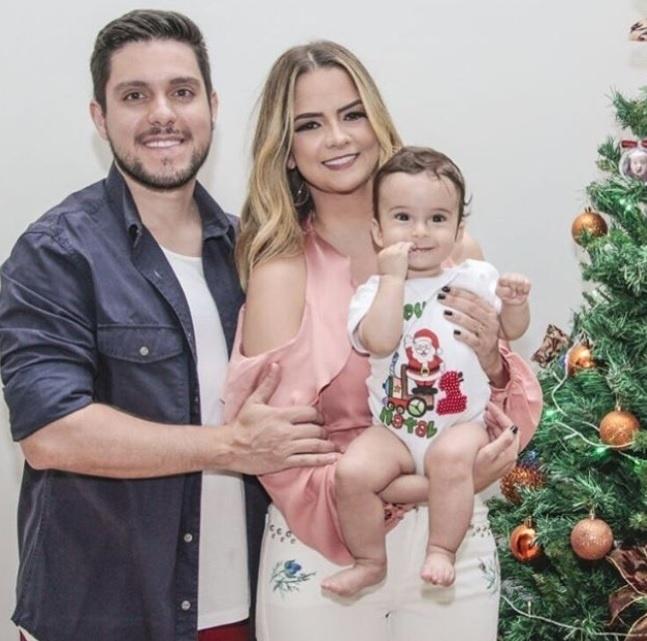 Maria Cecília e Rodolfo com o filho, Pedro; casal deseja feliz Natal aos fãs nas redes sociais - Reprodução/Instagram