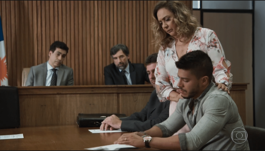 Diego (Arthur Aguiar) assina divórcio ao lado de Nádia (Eliane Giardini) - Reprodução/Globo