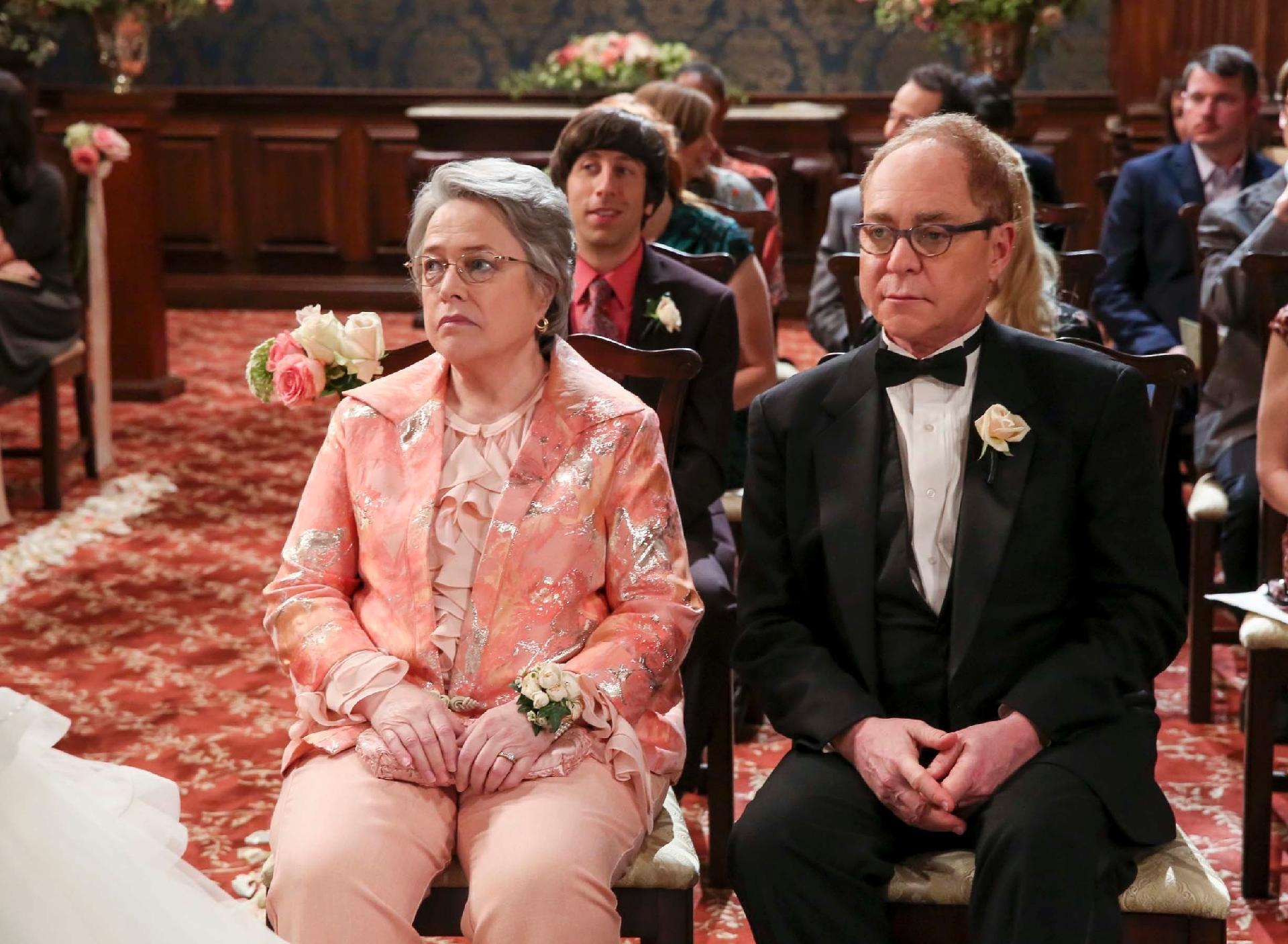 Pais de Amy, interpretados pela atriz Kathy Bates e pelo ilusionista Teller, acompanham casamento em cena de "The Big Bang Theory" - Divulgação