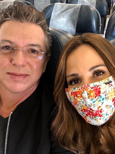 De máscara, Ana Furtado posa com o marido Boninho e agradece apoio durante tratamento contra câncer - Reprodução/Instagram