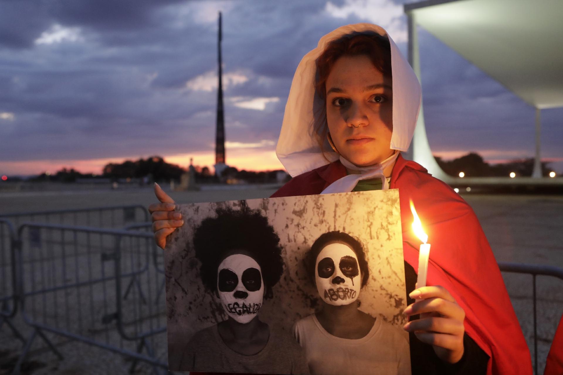 Militantes dos direitos das mulheres fazem virgília em frente ao STF contra a criminalização do aborto no Brasil, na madrugada desta segunda-feira - Lúcio Távora/UOL