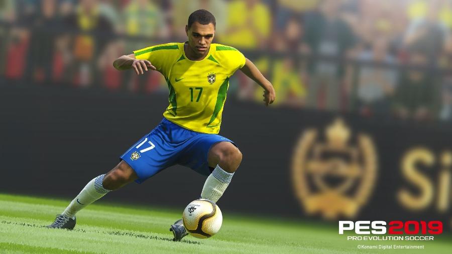O jogador Denílson estará em "PES 2019", que também passa a ser embaixador do game. - Divulgação