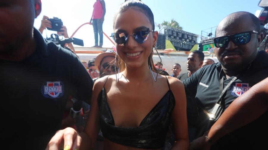 A atriz Bruna Marquezine chega para acompanhar o bloco de Ivete Sangalo no circuito Barra-Ondina - Wesley Costa/Agnews 