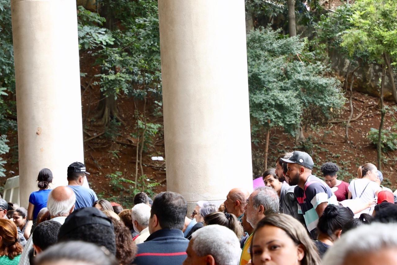Público faz fila no Estádio do Pacaembu para comprar ingressos para o show de Sandy e Junior - Mariana Pekin/UOL