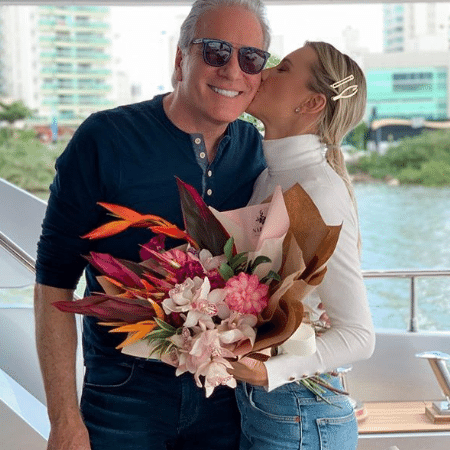 Roberto Justus e Ana Paula Siebert no novo barco que compraram - Reprodução/Instagram