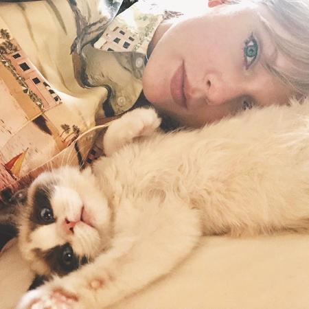 Taylor Swift com seu gatinho recém-adotado, Benjamin Button - Reprodução/Instagram/@taylorswift