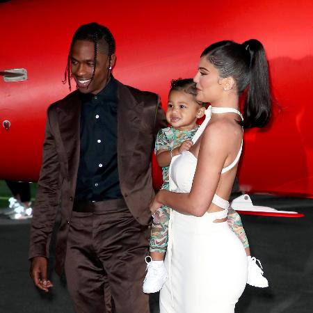 Travis Scott e Kylie Jenner com o filho no lançamento do documentário do rapper - Getty Images - Getty Images
